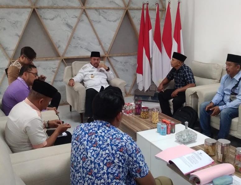Bupati Batubara Baharuddin Siagian saat menerima audiensi Kelompok Tani tersebut di Kantor Bupati Jalan Besar Lima Puluh-Indrapura, Kamis (14/5/2025) siang.