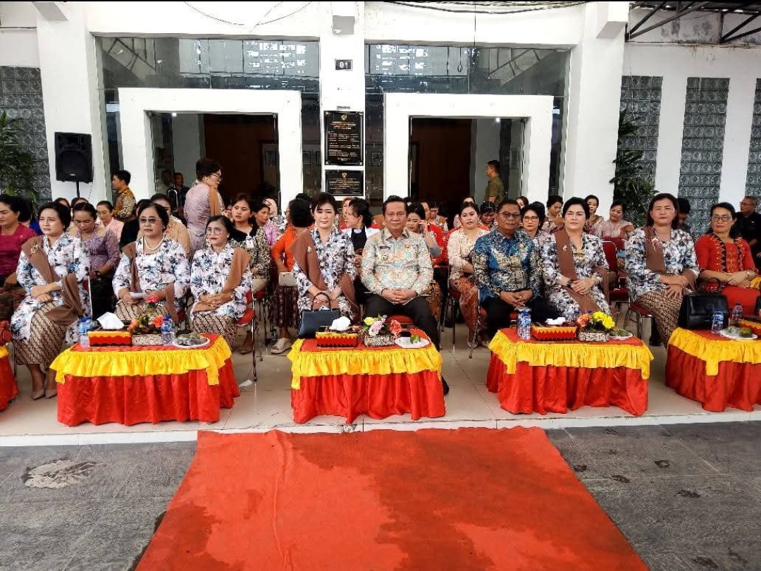 HADIRI: Bupati Nias Barat, Eliyunus Waruwu, S.Pt., M.Si menghadiri kegiatan peringatan Hari Kartini ke-146 Tahun 2025. FOTO: OLOHETA GULO/SUMUT POS