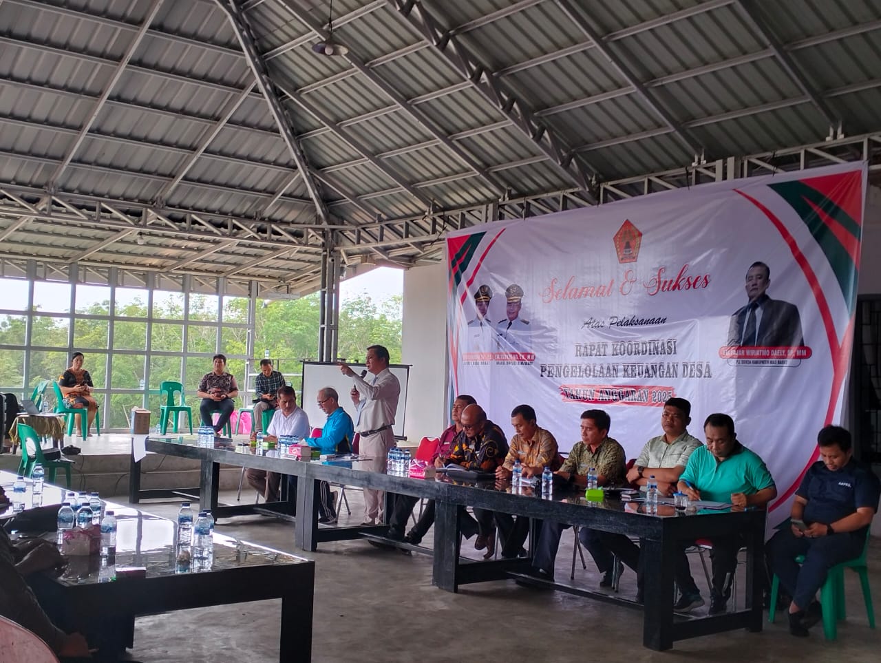 ARAHAN: Bupati Nias Barat Eliyunus Waruwu saat memberikan arahan kepada seluruh kades dan perangkat desa. foto: Oloheta/Sumut Pos