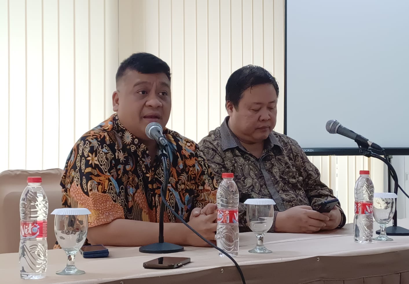 DIDAMPINGI: Ketua Komisi III DPRD Medan, Salomo T.R Pardede didampingi Kuasa hukumnya, Hokli Lingga saat memberikan keterangan di Medan, Jumat (16/5/2025). MARKUS/SUMUT POS