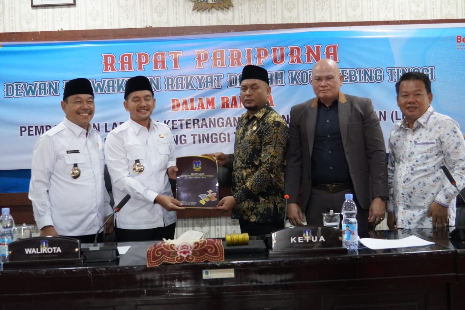 TERIMA:  Wali Kota Tebingtinggi, Walkot Tebingtinggi  Iman Irdian Saragih Terima Rekomendasi DPRD Atas LKPJ 2024 untuk Perbaikan. SOPIAN/SUMUT POS