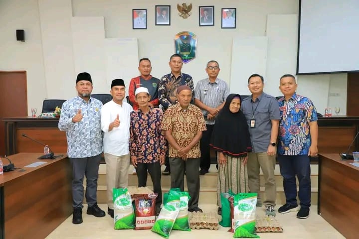 BANTUAN: Wakil Bupati Labuhanbatu utara saat menyerahkan bantuan kepada Lansia.
