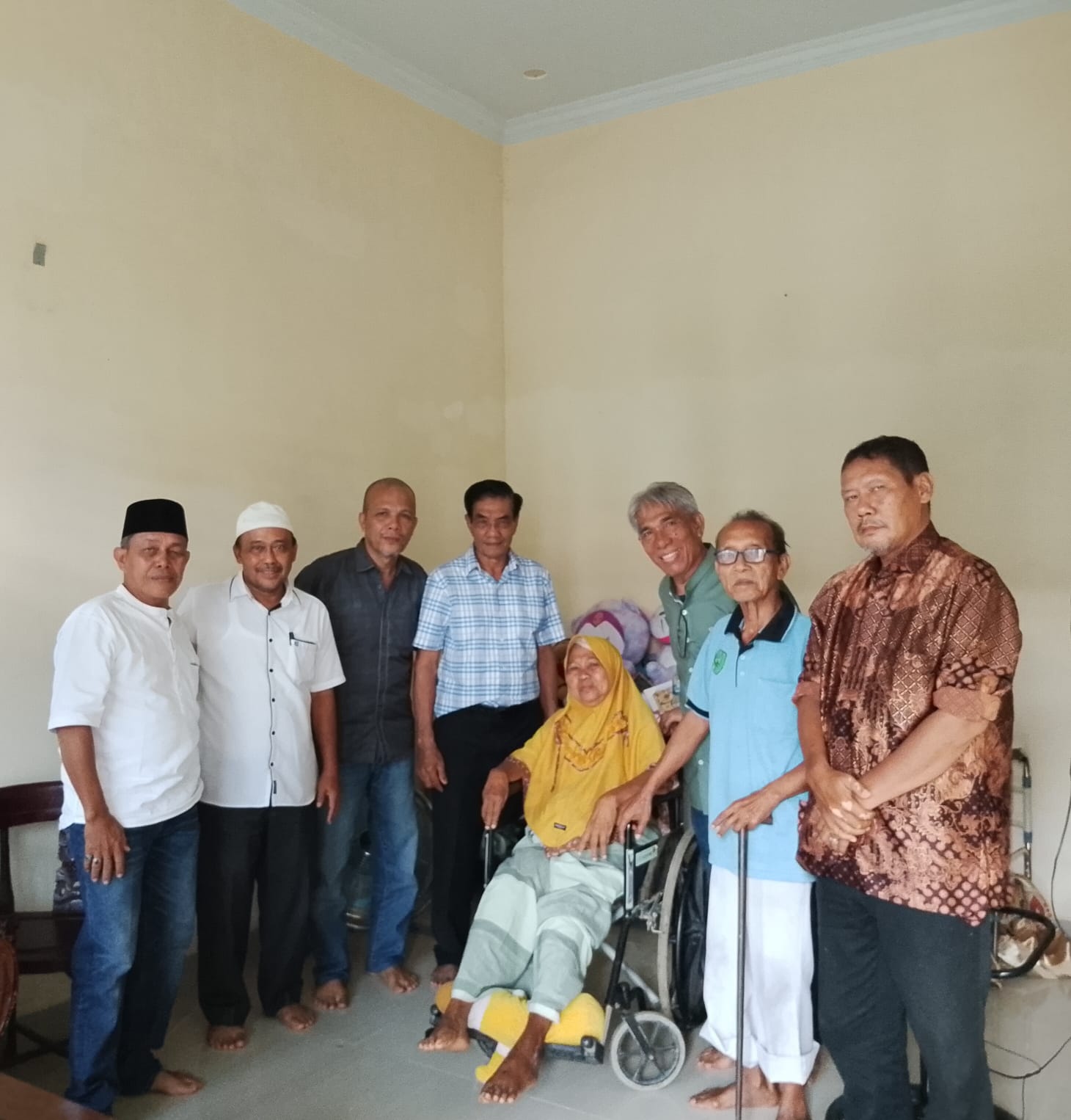 Mantan Ketua Umum KONI Sumut John Ismadi Lubis didampingi Drs TP Sihombing, Mesnan MKes dan wartawan olahraga menjungi kediaman Asmara Dana. (Dok pribadi)