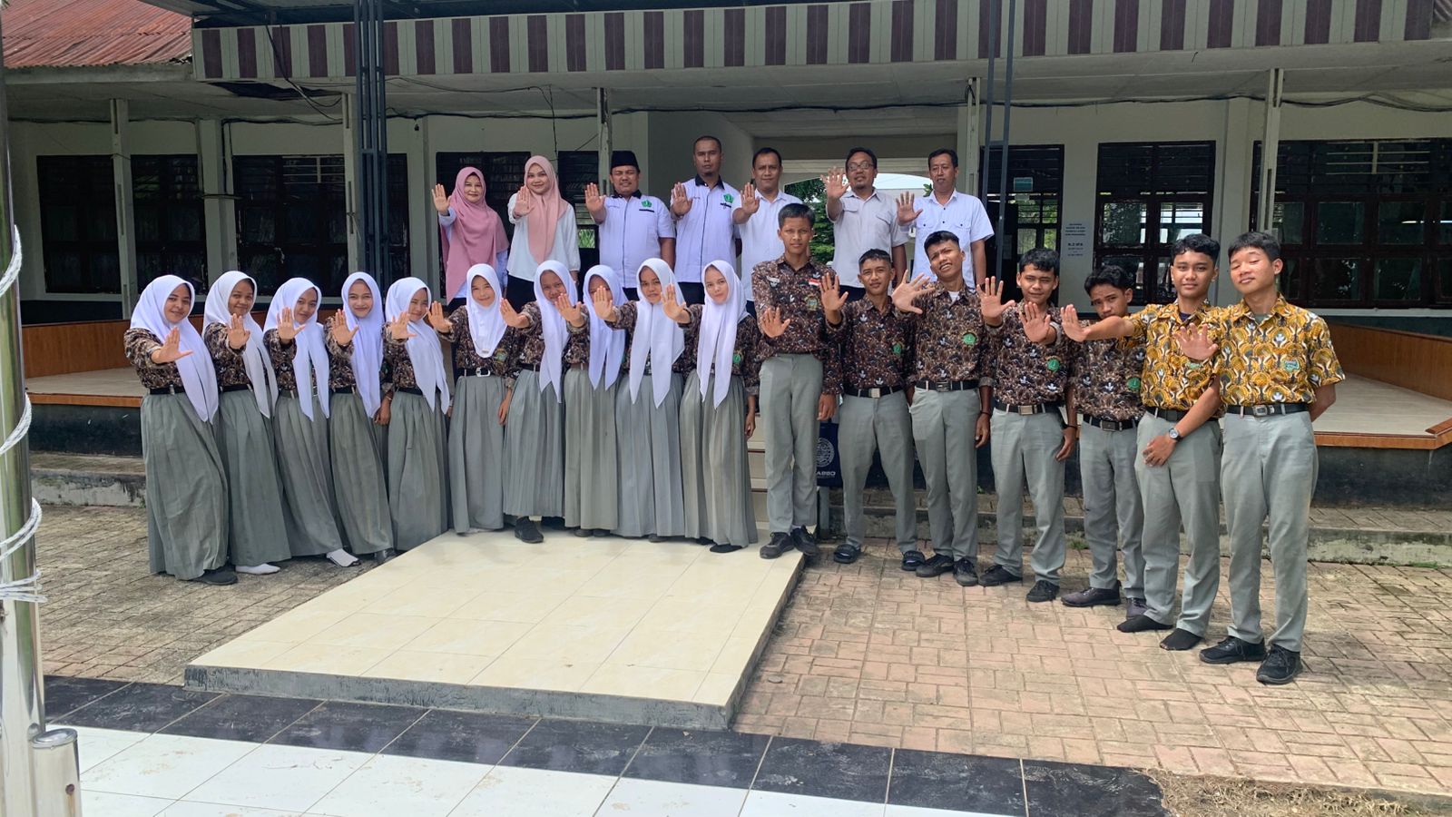 TES URINE: SMA N I Na XI- X berfoto bersama usai melaksanakan tes urine.