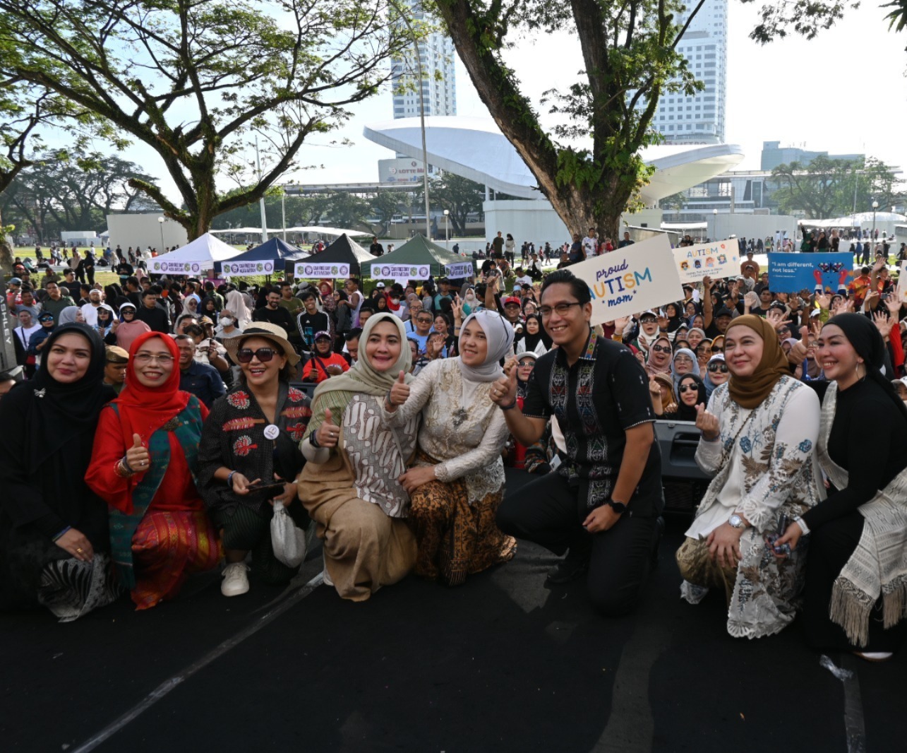 BERSAMA: Wali Kota Medan Rico Waas diabadikan bersama Presiden AURA Revita Lubis (dua kanan), didampingi Sekjen AURA Ika Purnama Dewi (kanan). (Dokumen AURA Indonesia)