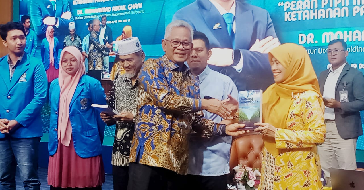 HADIAH: Dr Mohammad Abdul Ghani memberi hadiah buku yang ditulisnya kepada peserta yang menyampaikan pertanyaan. (DEDDI MULIA PURBA/SUMUT POS)