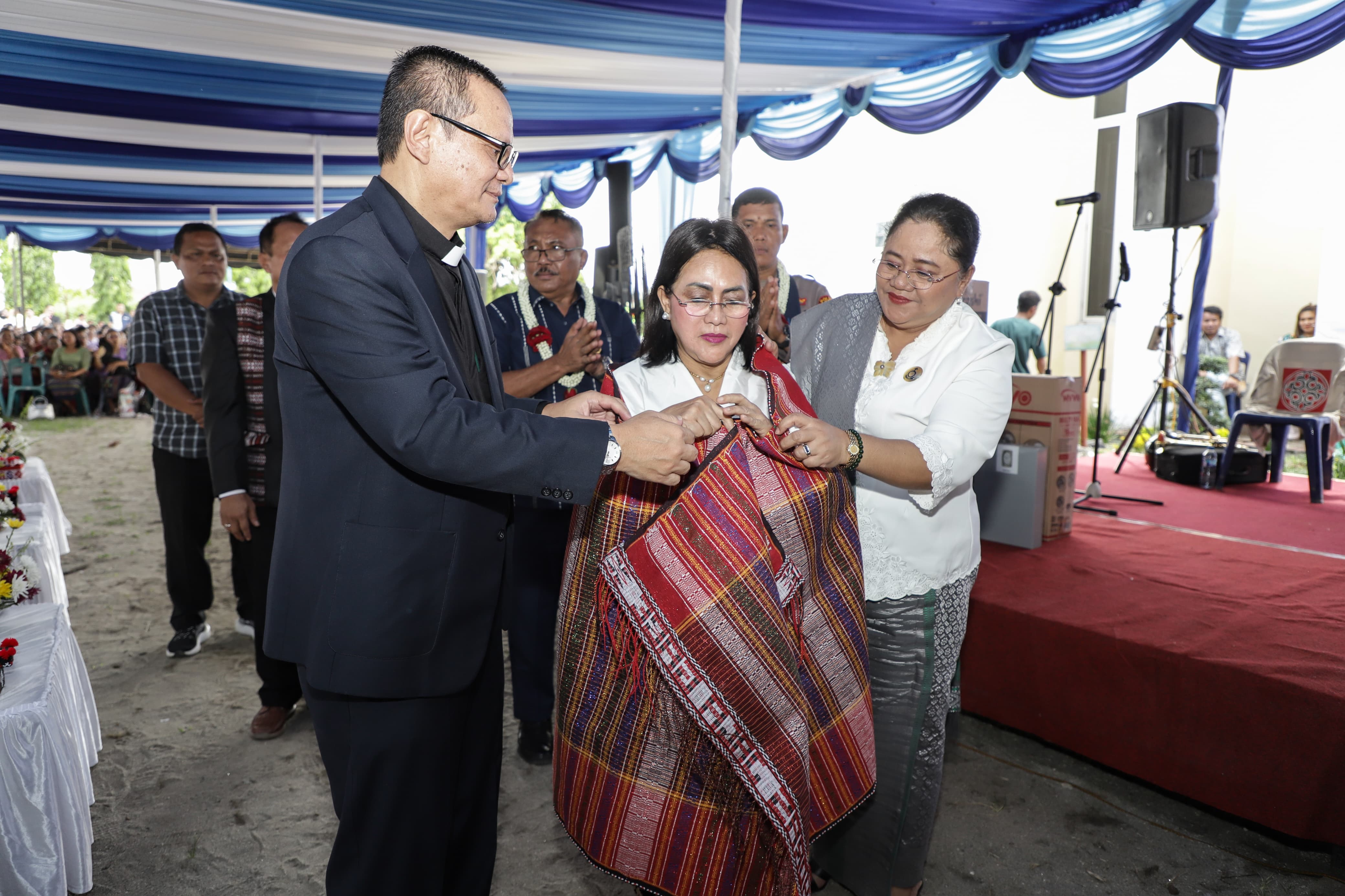 DIULOSI: Ketua TP PKK Kota Pematangsiantar, Liswati Wesly Silalahi diulosi oleh panitia perayaan Paskah. FOTO: PRA EVASI/SUMUT POS