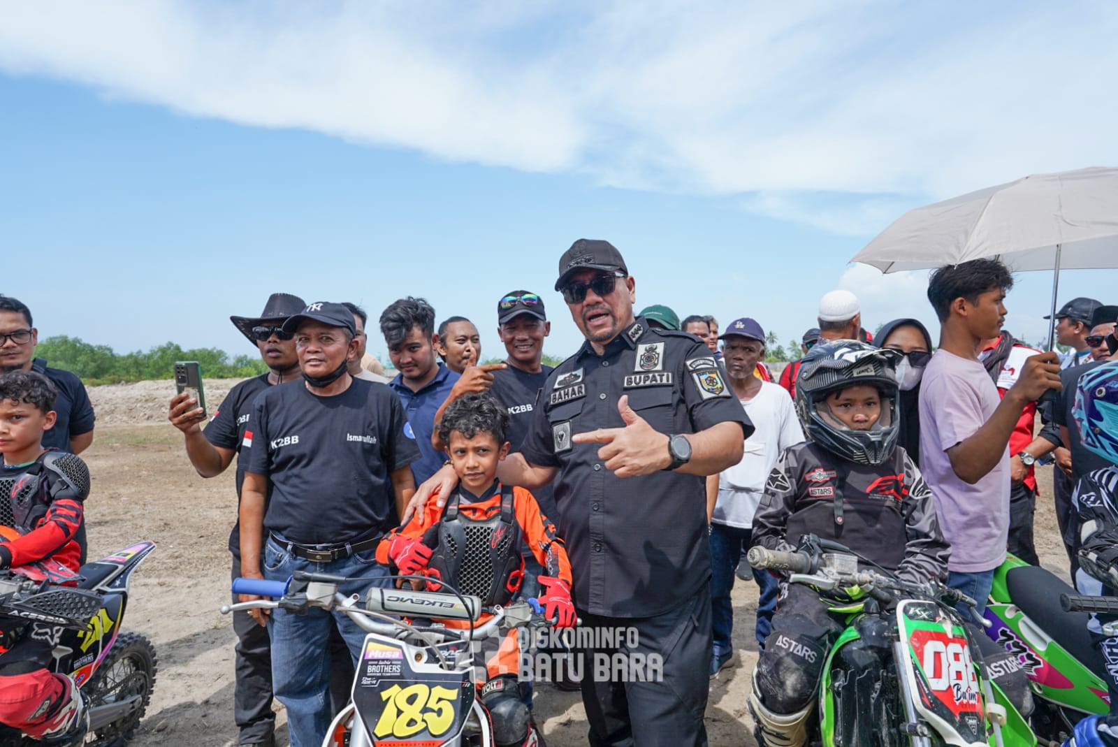 KEJUARAAN: Bupati Batubra  Baharuddin Siagian, SH, M.Si  membuka Kejuaraan Motocross dan Grasstrack Piala Piala Batubara Bahagia 2025. Foto:Liberti H Haloho/ Sumut Pos