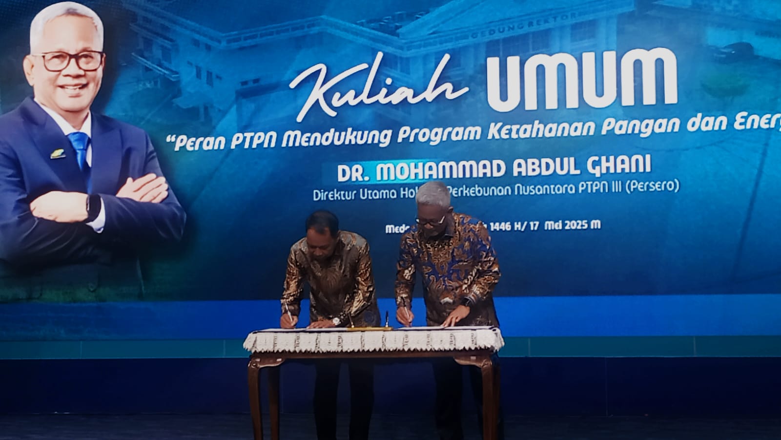 KERJA SAMA: Prof Dr Agussani MAP (kiri) dan Dr Mohammad Abdul Ghani menandatangani naskah kerja sama. (DEDDI MULIA PURBA/SUMUT POS)
