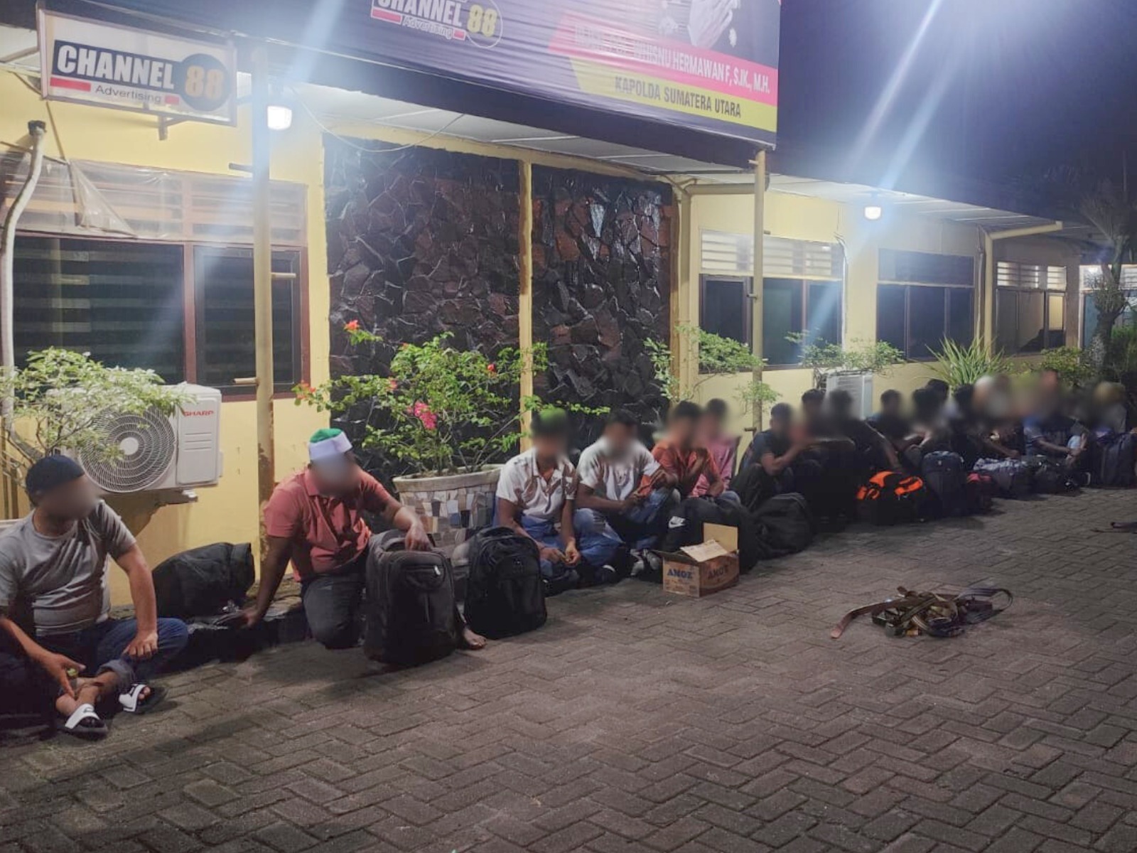 WARGA: Imigrasi Medan saat memeriksa 23 warga Bangladesh yang tidak memiliki dokumen resmi di hotel daerah Pancur Batu.
