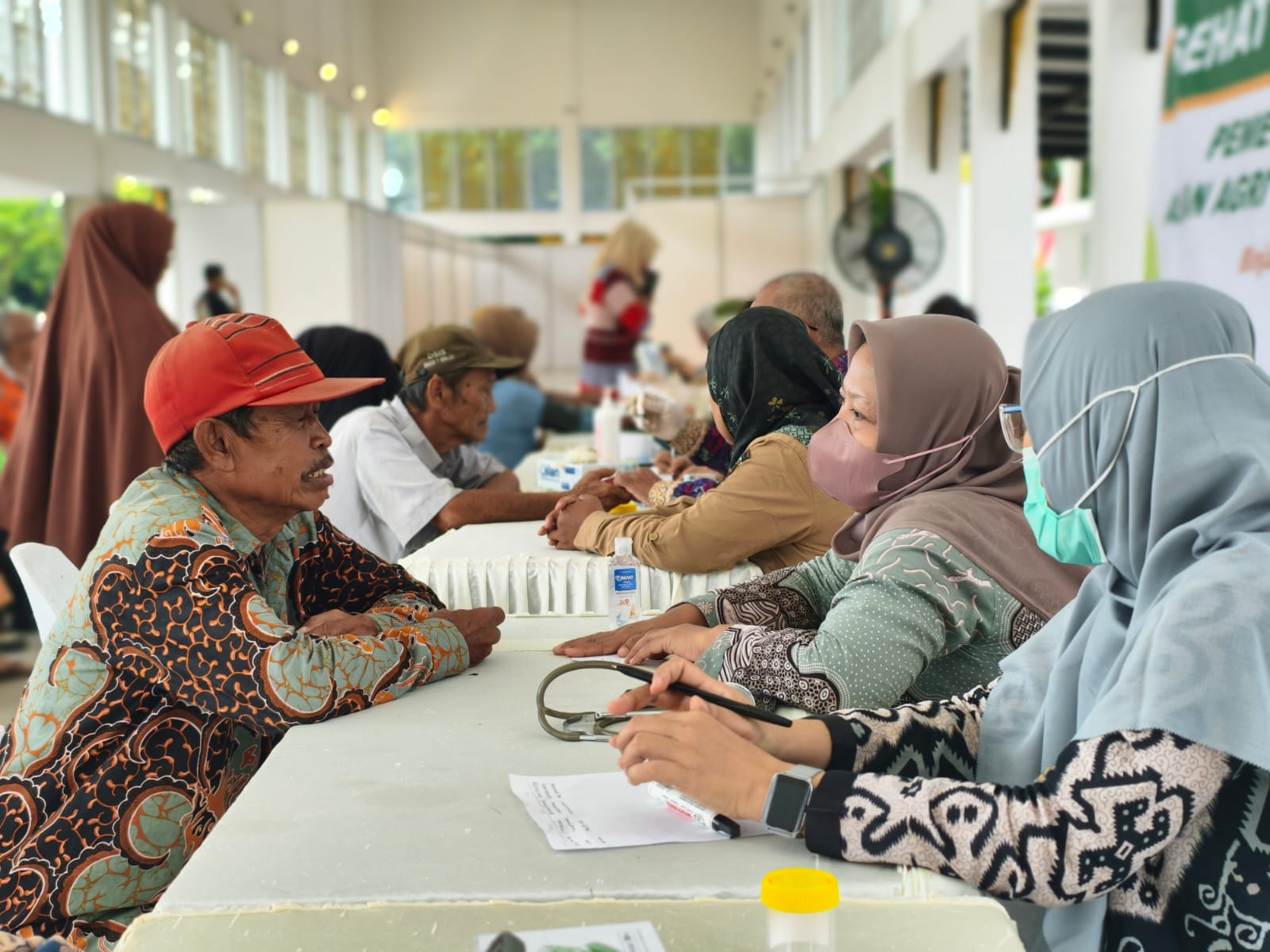 Masyarakat mendapat layanan kesehatan gratis di kegiatan  Sehat dan Pintar Bersama yang digelar  Asian Agri  dan Tanoto Foundation Bersama Pemko Binjai. Foto : Asian Agri
