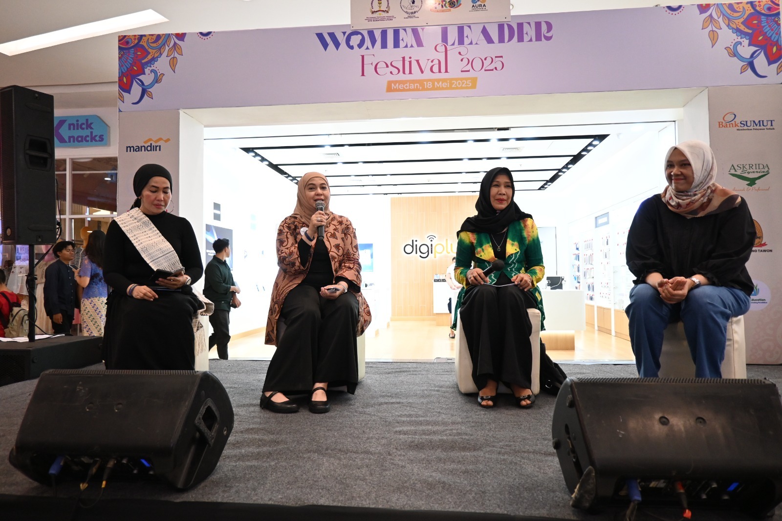 TALK SHOW: Presiden AURA Indonesia Revita Lubis, saat menjadi pembicara pada talk show interaktif bertajuk &ldquo;Spiritual Parents with Autistic Children&rdquo; di Atrium Manhattan Time Square, Minggu (18/5).