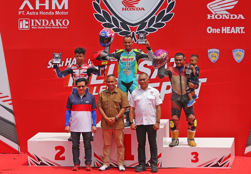 BERSAMA: Ketua Pengprov IMI Sumut H Harun Mustafa Nasution bersama Kadispora Sumut M. Mahfullah Pratama Daulay dan Vice Presdir PT Indako Trading Coy Leo Wijaya di podium juara Honda Dream Cup 2025.