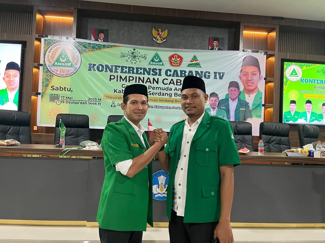 TERPILIH: Ketua terpilih GP Ansor Sergai periode 2025&ndash;2029, Joko Sulistiono, menerima amanah kepemimpinan dari Suhar Endang Wibowo. (FADLY/SUMUT POS)