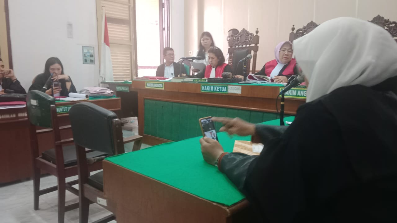 VIRTUAL: Kedua terdakwa kurir sabu menjalani sidang putusan secara virtual di PN Medan, Senin (19/5). FOTO: AGUSMAN/SUMUT POS