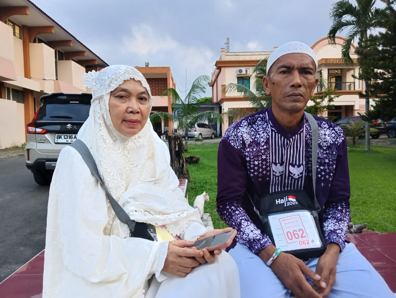 NAIK HAJI:  Fadli Hariadi dan istrinya Arbainah sebelum pelepasan keberangkatan di Asrama Haji Medan. FOTO: JULAIKA/SUMUT POS