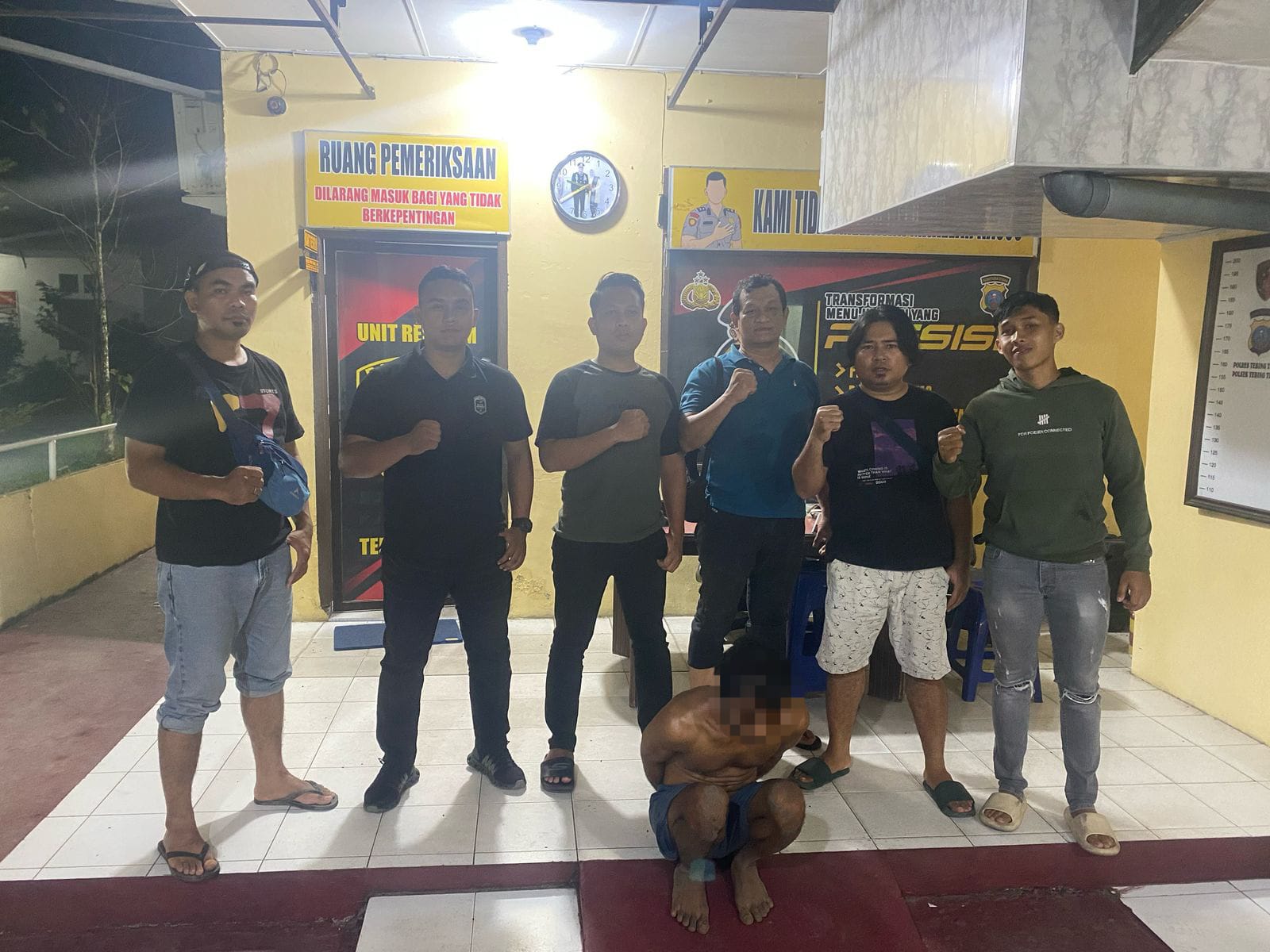 AMANKAN: Pelaku pencurian pembobol rumah, AZ ketika diamankan di Mapolsek Tebingtinggi bersama barang bukti. (SOPIAN/SUMUT POS)