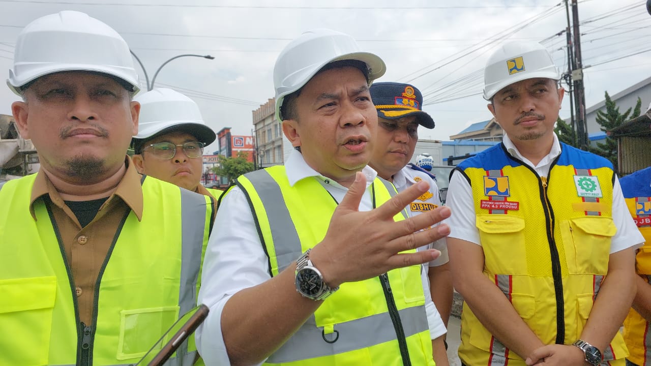 Wakil Ketua DPRD Medan, Zulkarnaen SKM meninjau pembukaan Median Jalan Letda Sujono, Simpang Tol Bandar Selamat. ISTIMEWA/SUMUT POS