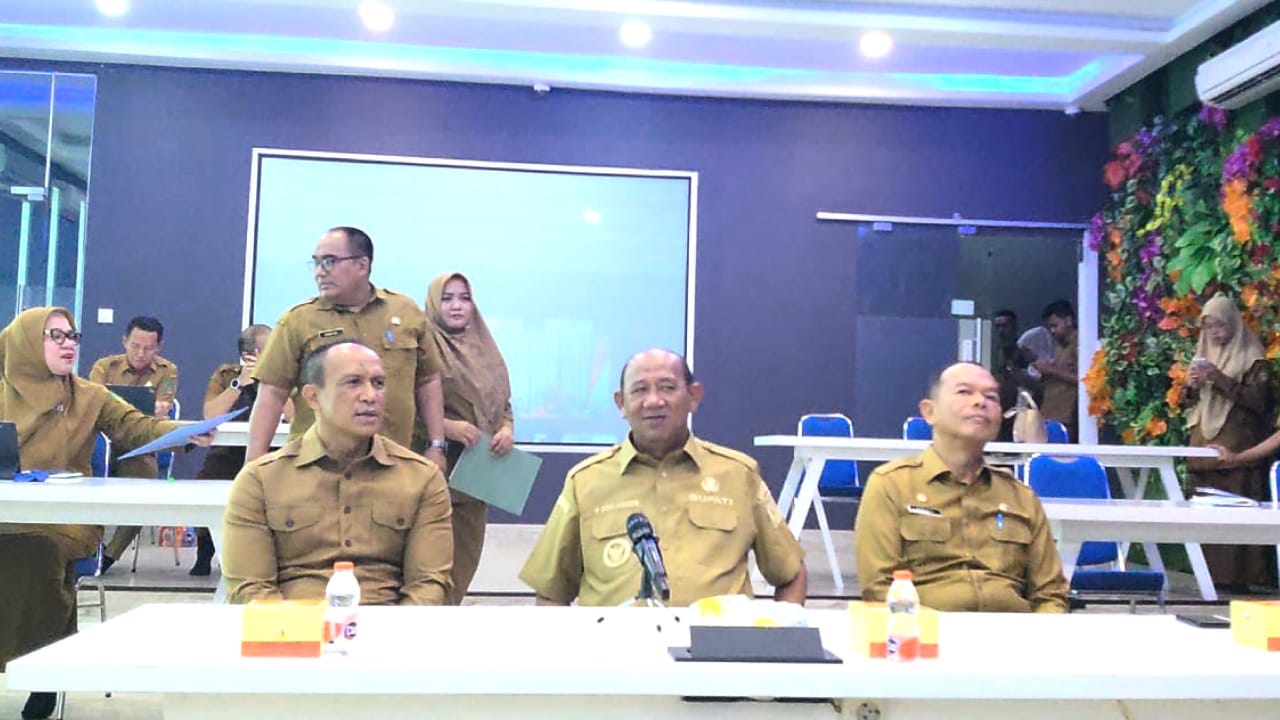 RAKOR: Bupati Langkat, Syah Afandin (tengah) saat mengikuti rakoor bersama KPK melalui zoom meeting. Diskominfo Langkat/Sumut Pos