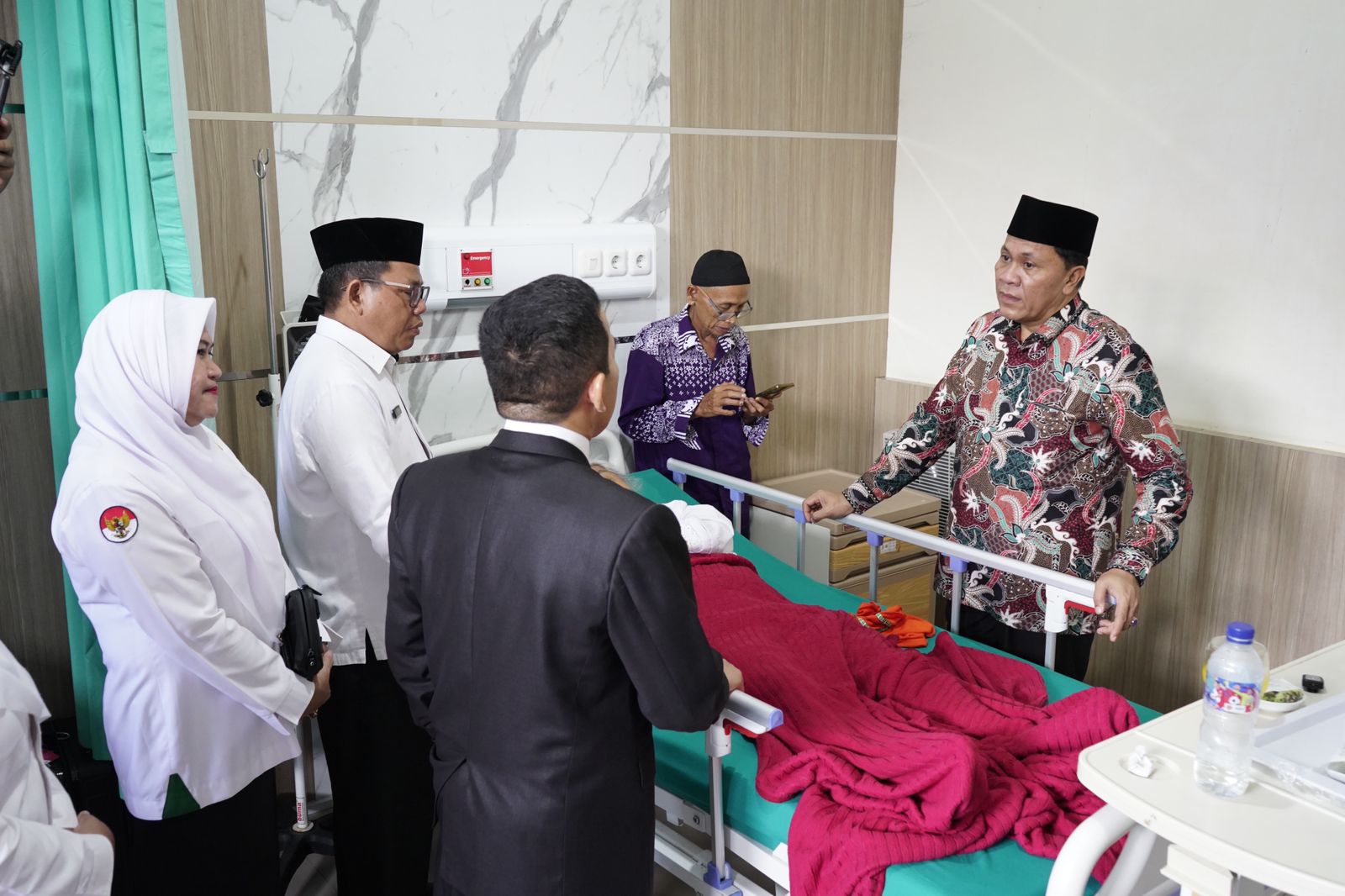 JENGUK: Ketua PPIH Embarkasi Medan, Ahmad Qosbi menjeguk calon jamaah haji sakit asal Embarkasi Solo di RSUD H Amri Tambunan. (Ist/Sumut Pos)