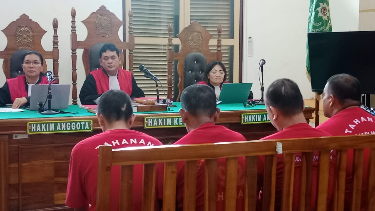 SIDANG: Empat terdakwa kasus dugaan pengoplosan BBM bersubsidi, menjalani sidang dakwaan di PN Medan, Rabu (21/5). AGUSMAN/SUMUT POS