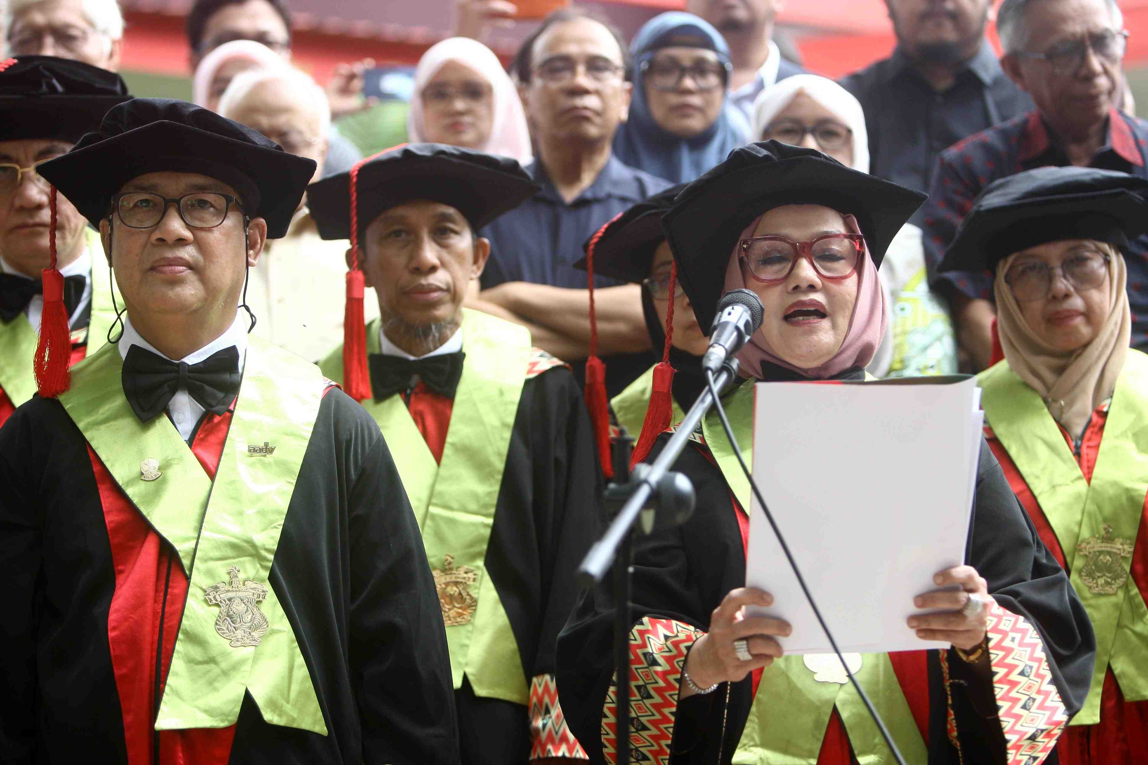 BACAKAN: Dekan FK Unhas membacakan pernyataan sikap guru besar Unhas  terkait masalah pendidikan dan siantar