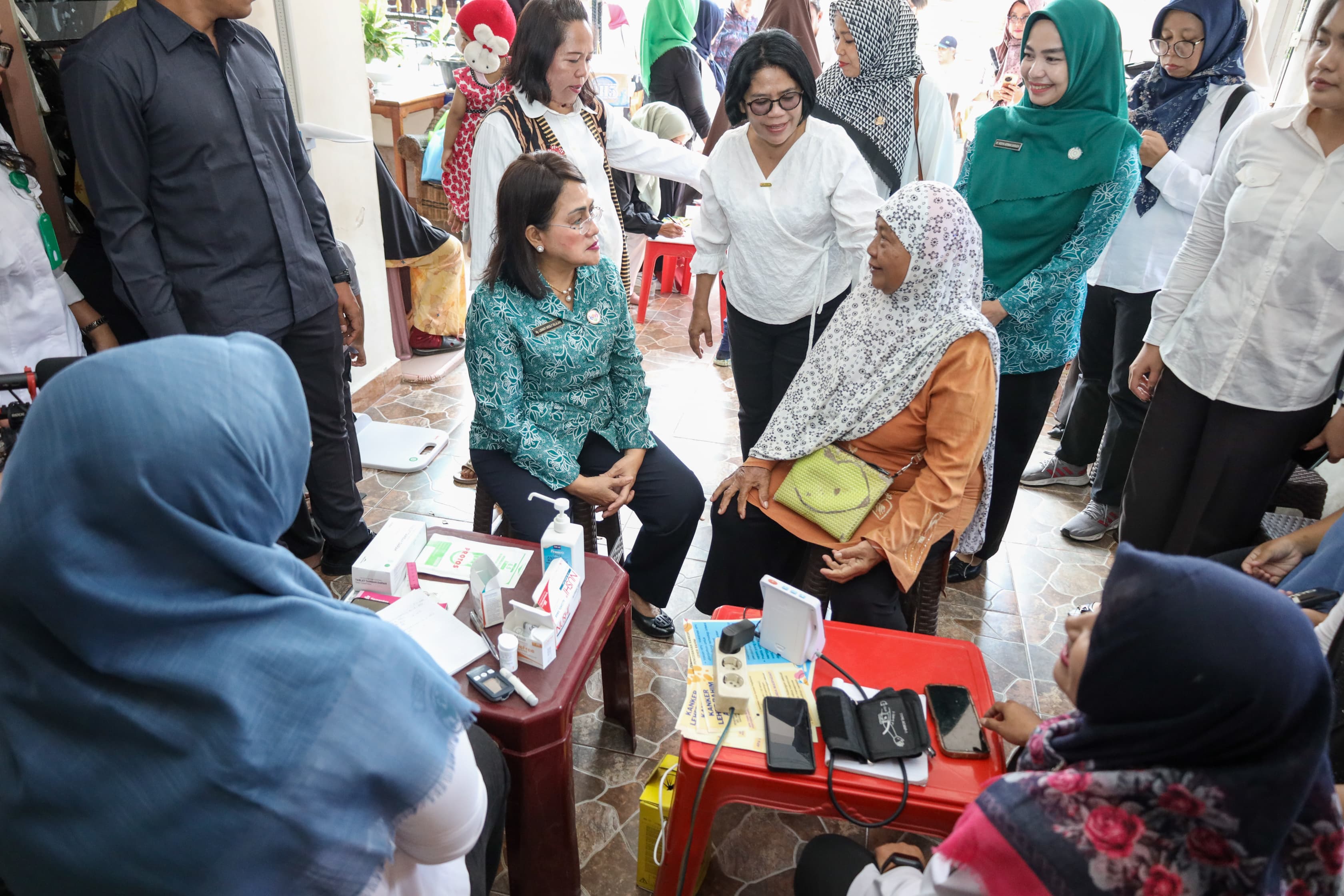 Ketua TP PKK Siantar,  Liswati Wesly Silalahi berbincang-bincang dengan seorang lansia. (ISTIMEWA/SUMUT POS)