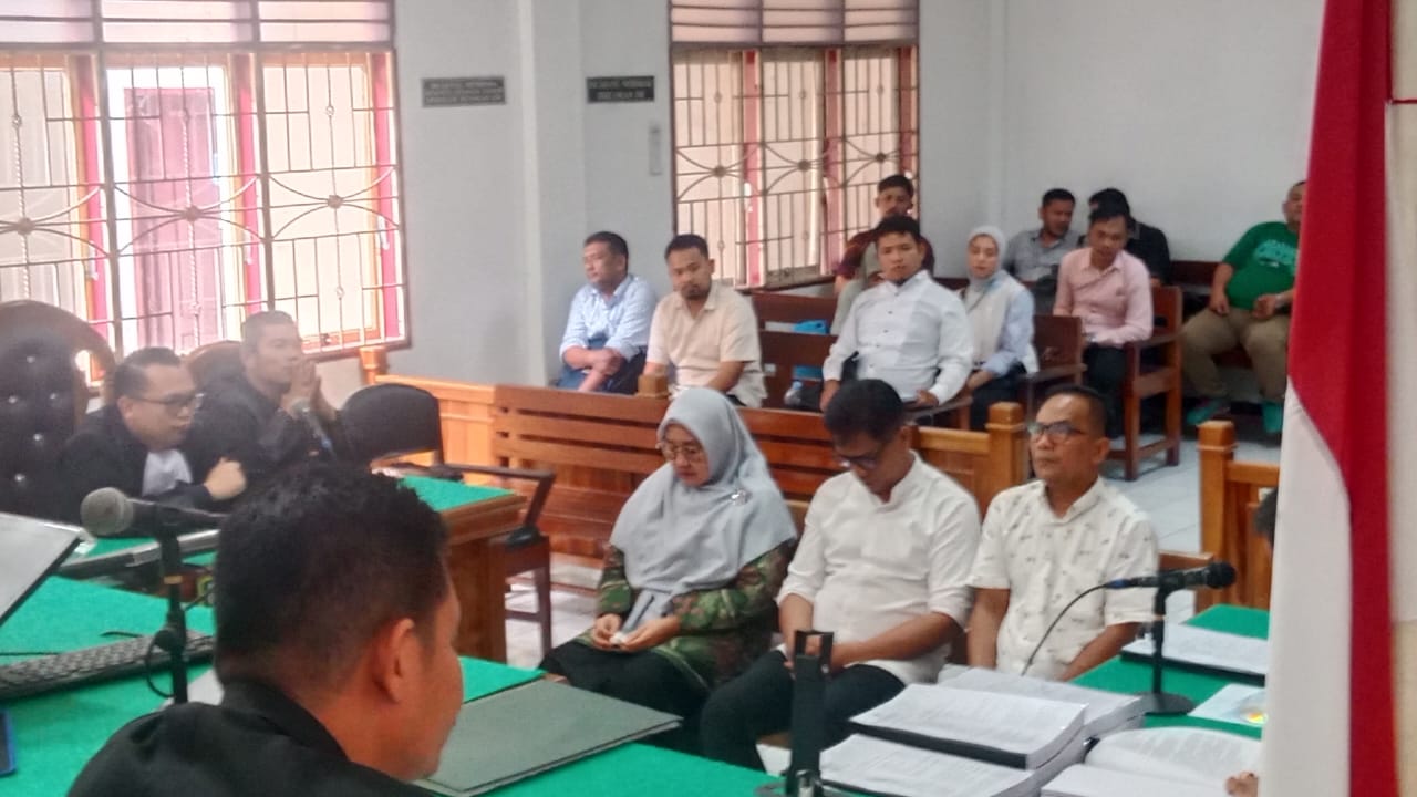 TUNTUTAN: Tiga terdakwa kasus korupsi menjalani sidang tuntutan di Pengadilan Tiikor Medan, Kamis (22/5).