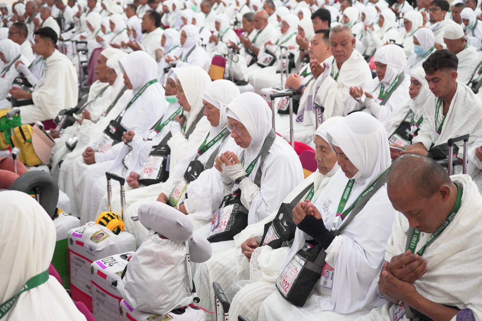DIBERANGKATKAN: Calhaj yang tergabung dalam kloter 17 embarkasi medan diberangkatkan ke tanah suci. FOTO: JULAIKA/SUMUT POS