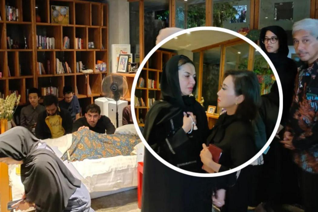 Najwa Shihab saat menerima kerabat dan sahabat saat suami meninggal.