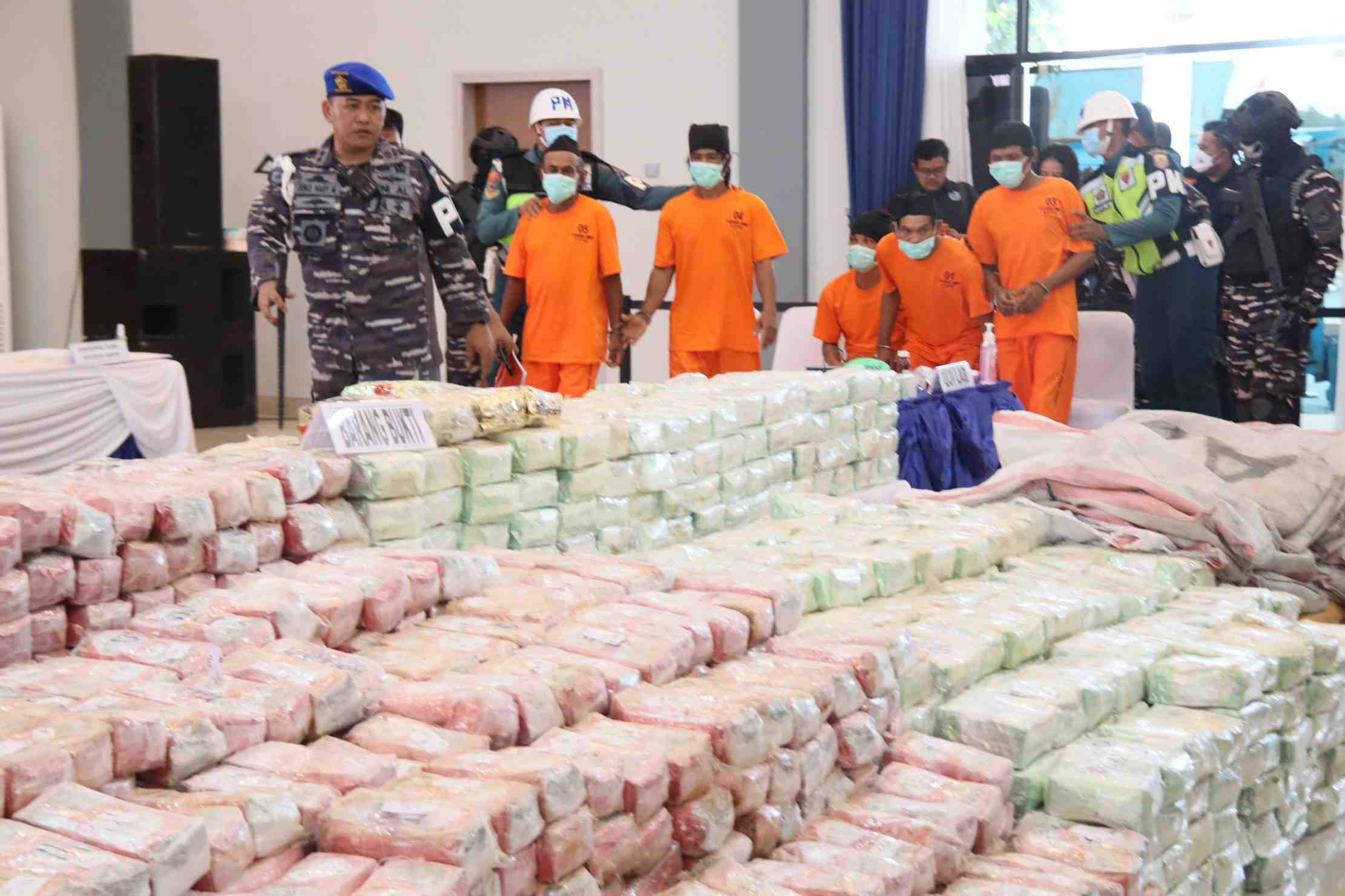 DIMUSNAHKAN: Wakasal dan jajaran beacukai, kejaksaan dan BNN memusnahkan kokain dan sabu di Mako Lantamal Batam.