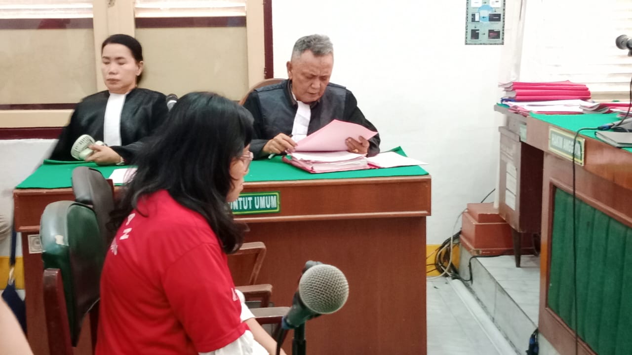 DIDAKWA: Githa Rubyanah terdakwa kasus perdangangan orang, menjalani sidang dakwaan di PN Medan, Rabu (21/5). FOTO: AGUSMAN/SUMUT POS
