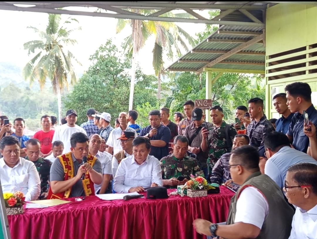 BERGIALOG: Gubsu Bobby Nasution berdialog dengan Bupati Nias Barat dan sejumlah forkopimda saat kunker di Nias Barat, baru-baru ini. Foto: Oloheta/Sumut Pos