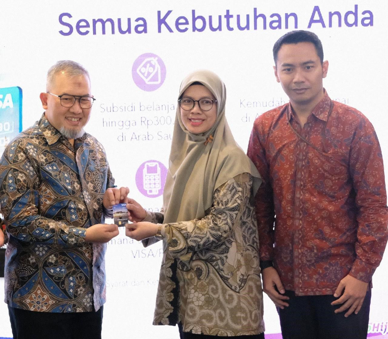 LUNCUR: Direktur Utama PT Bank Muamalat Indonesia Tbk Imam Teguh Saptono (kiri) menyerahkan Kartu Haji Indonesia (KHI) kepada perwakilan karyawan Bank Muamalat di Jakarta. (Dok: Bank Muamalat)