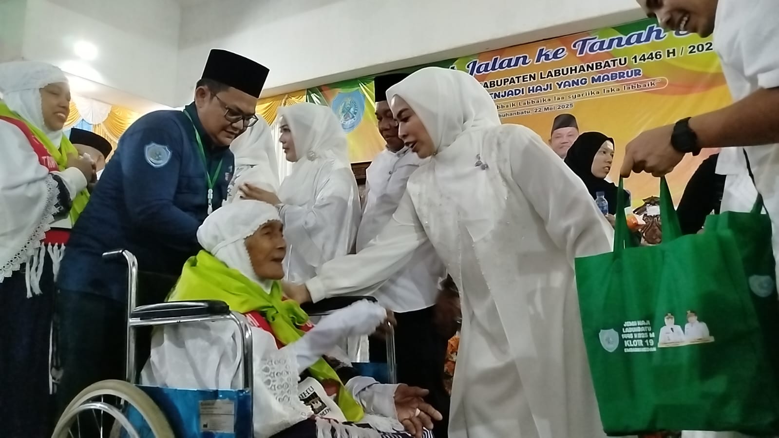 BERANGKATKAN: Pelepasan keberangkatan CJH asal Labuhanbatu menuju Asrama Haji Medan (FAJAR/SUMUT POS)