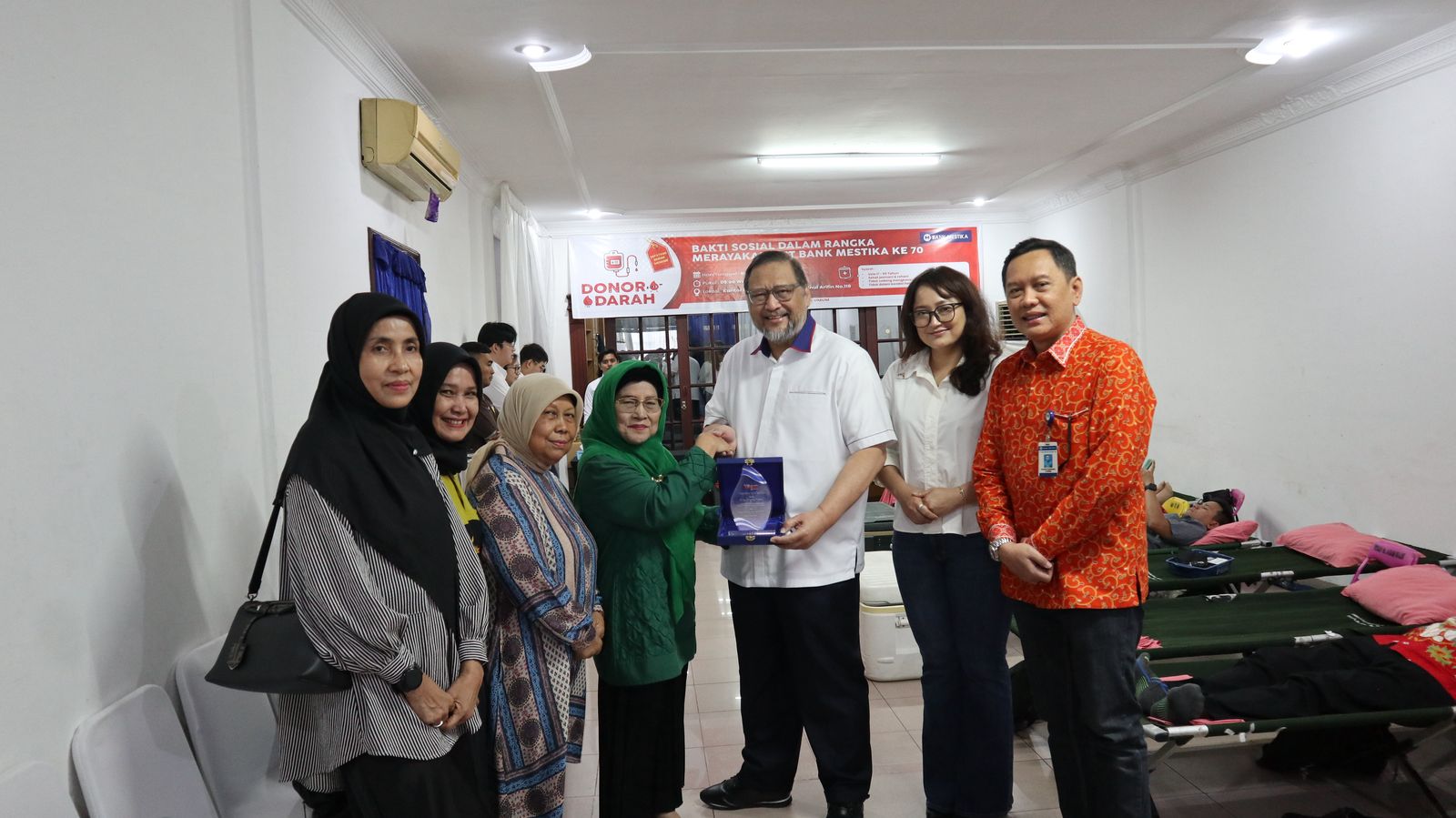 Ketua YOAM, Atika Rahmi, M.Psi. C.Ht, bersama Presiden Direktur Bank Mestika, Achmad S.Kartasasmita, beserta jajaran.