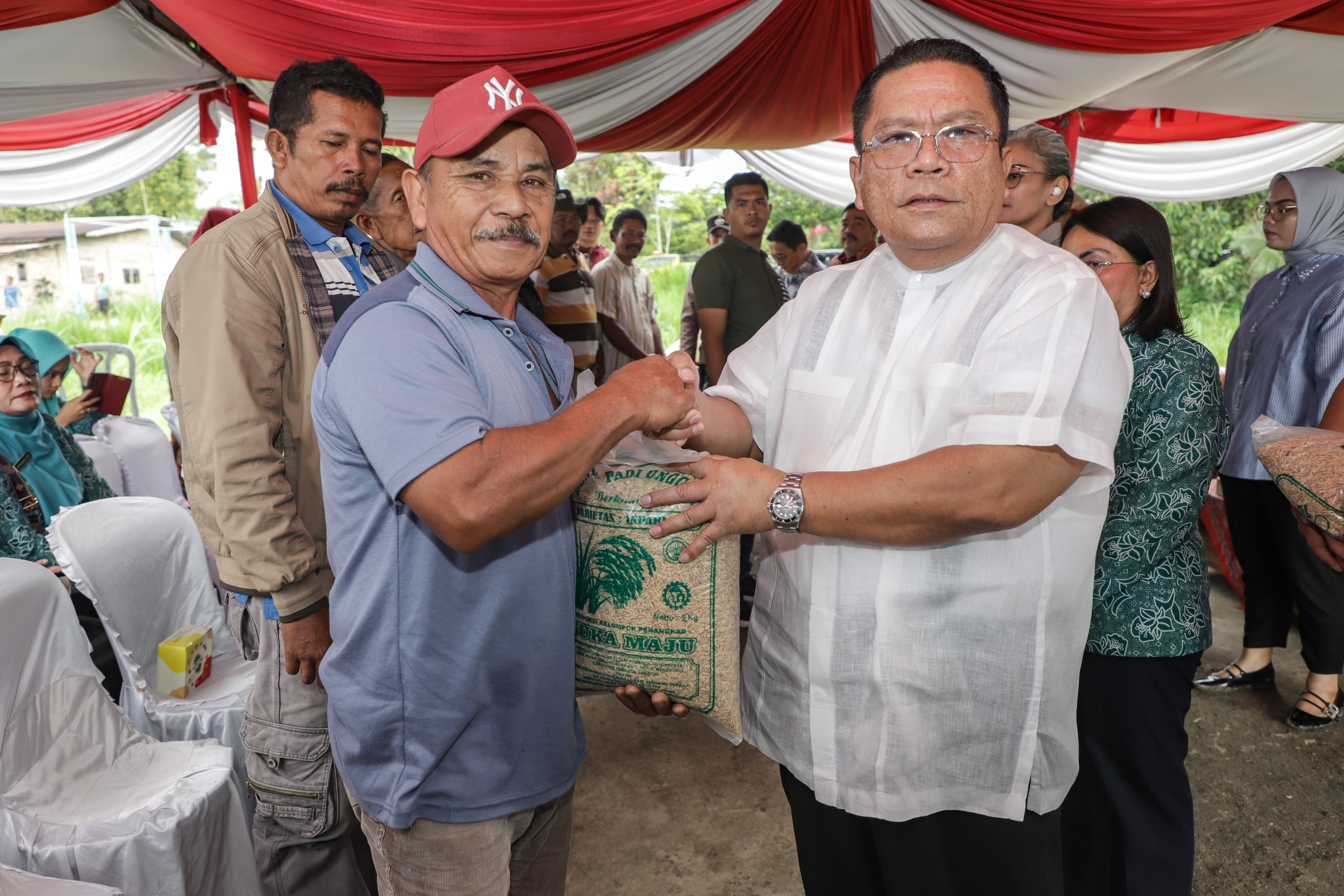 TERIMA: Petani menerima bibit padi unggul dari Wali kota Siantar Wesly Silalahi. ISTIMEWA/SUMUT POS