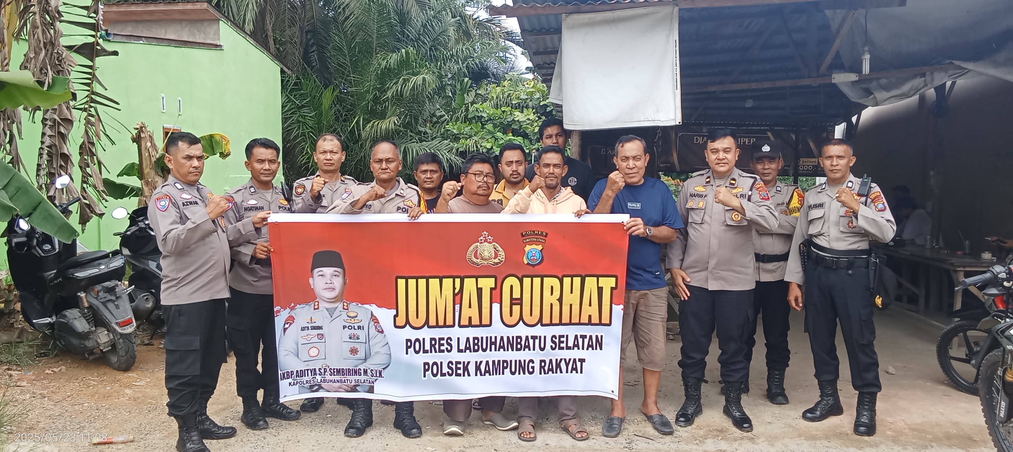 BERSAMA: KBO Sat Binmas Polres Labusek, Ipda Haris Fadillah dan jajaran diabadikan bersama masyarakat pada kegiatan Jumat Curhat.  Khairuddin/Sumut Pos