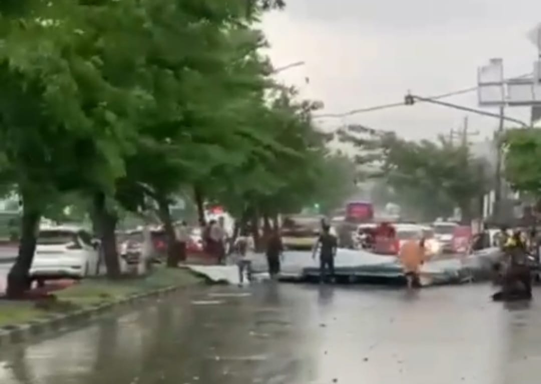TERBANG: Bagian atap bangunan Universitas Al Washliyah Kota Medan di Jalan Sisingamaraja, Medan Amplas terbang diterjang Angin Puting Beliung hingga ke badan jalan. foto: ISTIMEWA/SUMUT POS