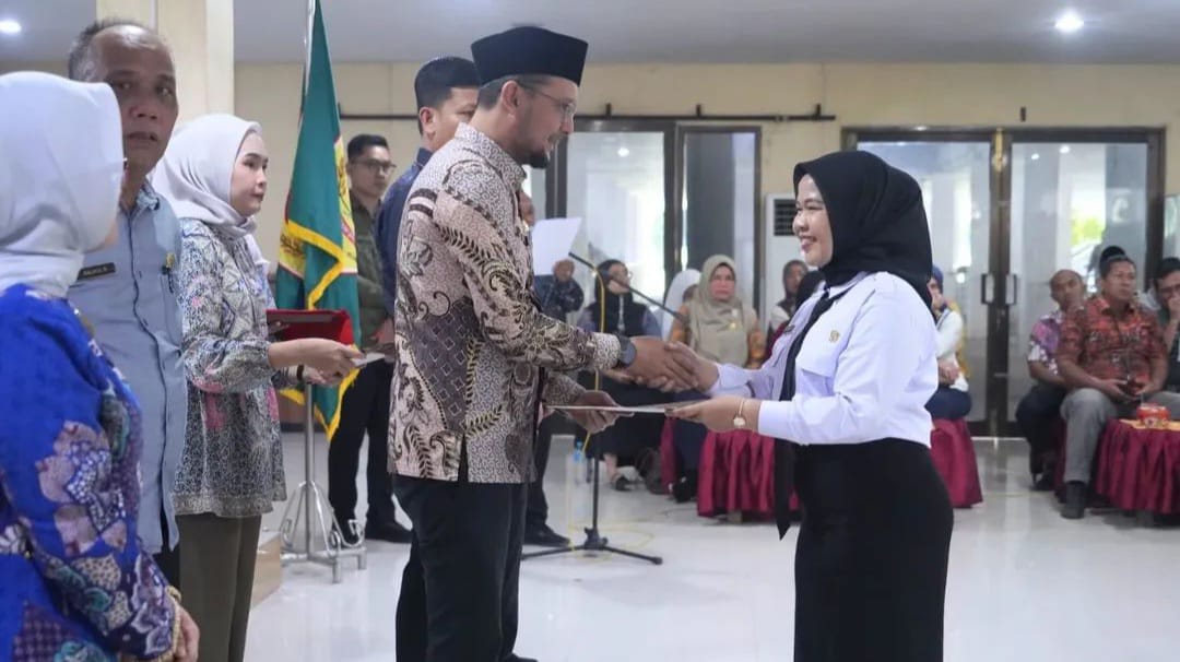 SERAHKAN: Bupati Fery Sahputra Simatupang menyerahkan SK kepada CPNS di jajaran Pemkab Labusel. foto: KHAIRUDDIN/SUMUT POS