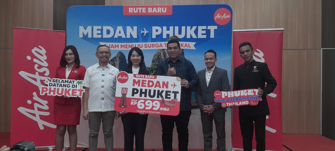 BERIKAN: AirAsia saat memberikan hadiah tiket gratis pulang-pergi kepada wartawan yang menang doorprize, di Medan, Kamis (22/5). Sumut Pos/Dewi Syahruni Lubis