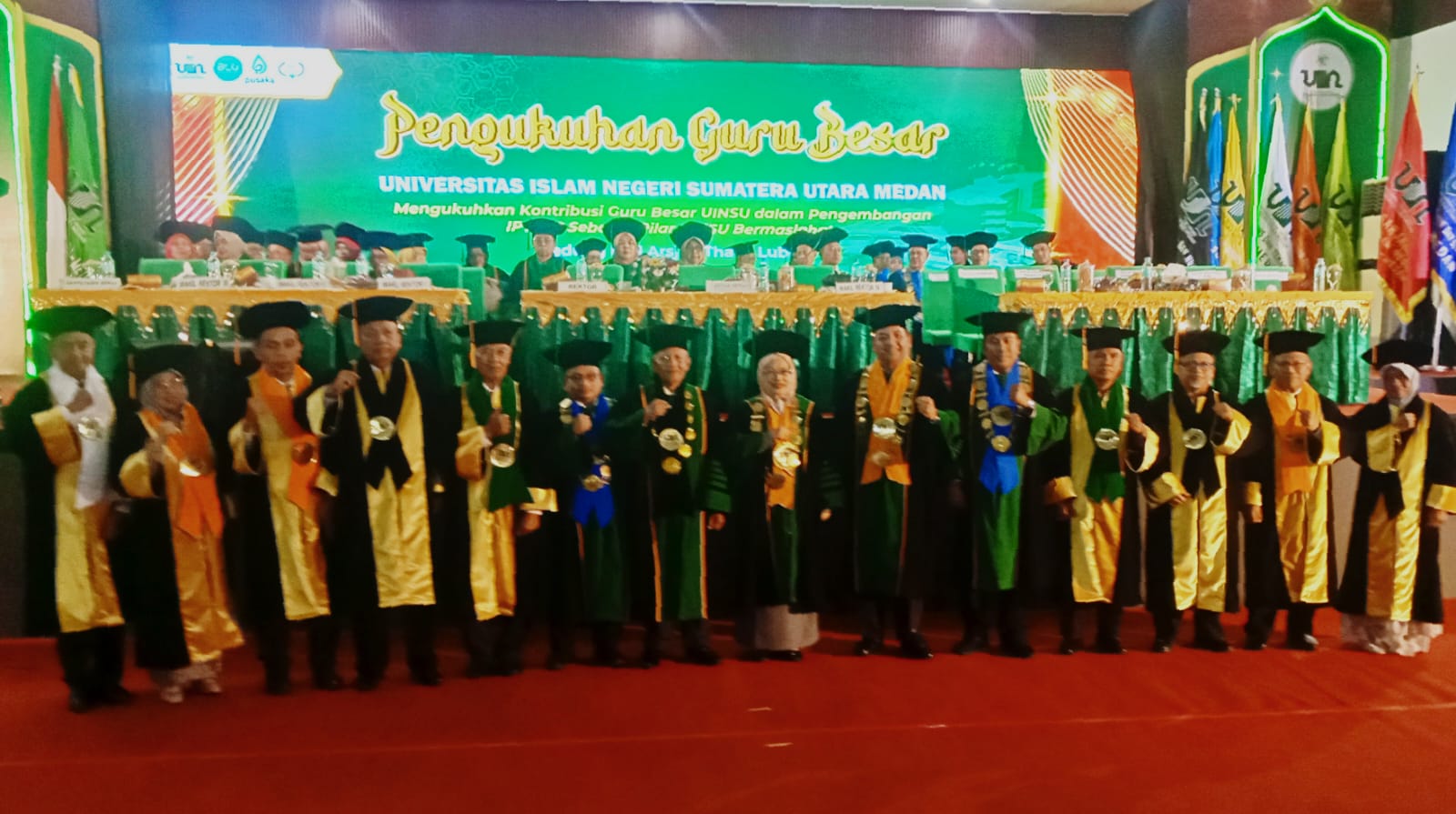 GURU BESAR: Prof Dr Nurhayati MAg bersama senat dan guru besar baru UIN Sumatera Utara. ((DEDDI MULIA PURBA/SUMUT POS)