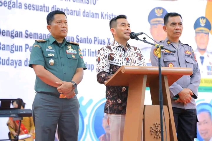 HADIR: Wakil Bupati Labuhanbatu Utara (Labura) H Samsul Tanjung, memberikan sambutan pada acara Pesta Emas 50 tahun Paroki ST. Pius X Aek Kanopan. (Dok: ist)