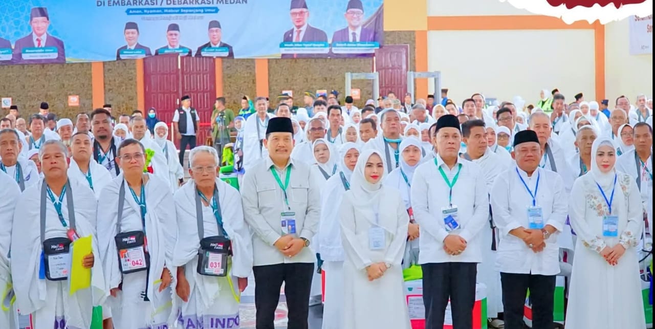 KLOTER: Bupati Labuhanbatu bersama Kepala Kantor Wilayah Kementerian Agama Sumatera Utara  melepas keberangkatan CJH Kloter 19. (Dok: Fajar Dame Harahap/Sumut Pos)