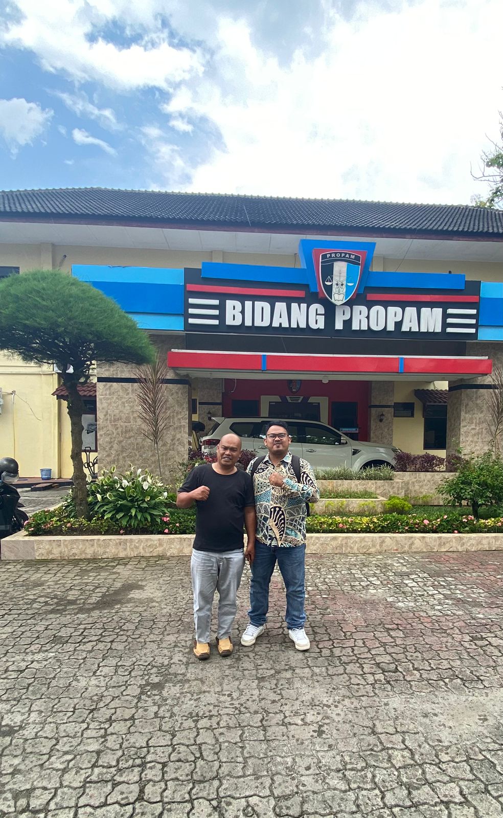 LAPOR: Begin Girsang dan Kuasa Hukumnya saat melapor ke Propam Polda Sumut.