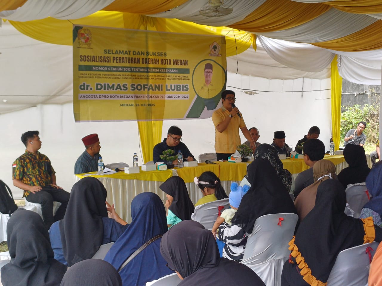 SOSPER: Anggota DPRD Kota Medan Fraksi Partai Golkar, dr Dimas Sofani Lubis saat menggelar Sosialisasi Perda Kota Medan No.4 Tahun 2012. Foto: Markus Pasaribu/Sumut Pos