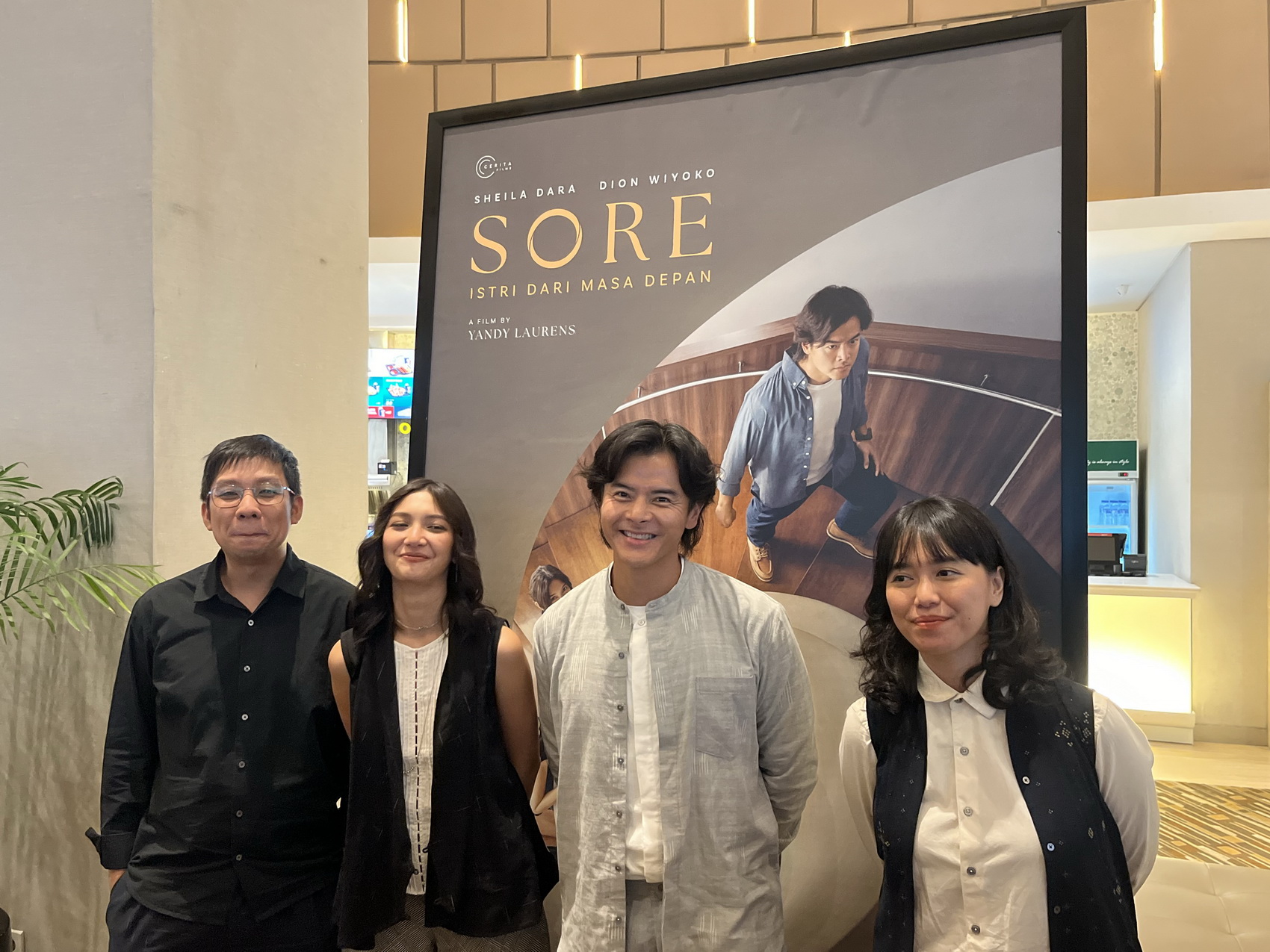 DIABADIKAN: Para pemain film Sore Istri dari Masa Depan diabadikan. foto: Jawa Pos/Sumut Pos