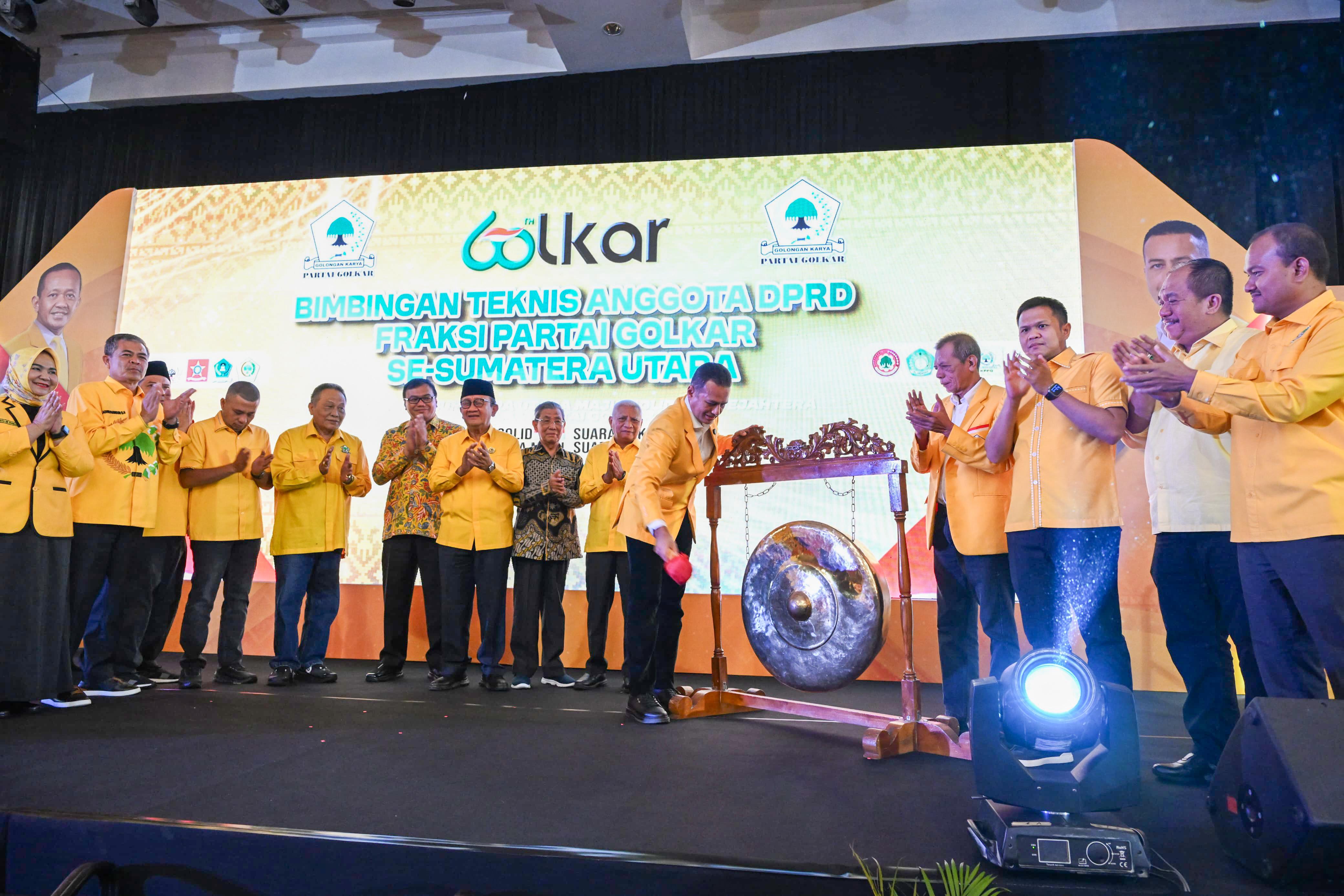 BIMTEK: Ketua DPD Partai Golkar Sumut, Dr. H. Musa Rajekshah memukul tanda dibukanya bimtel bagi anggota DPRD se-Sesumut foto: IST/Sumut Pos