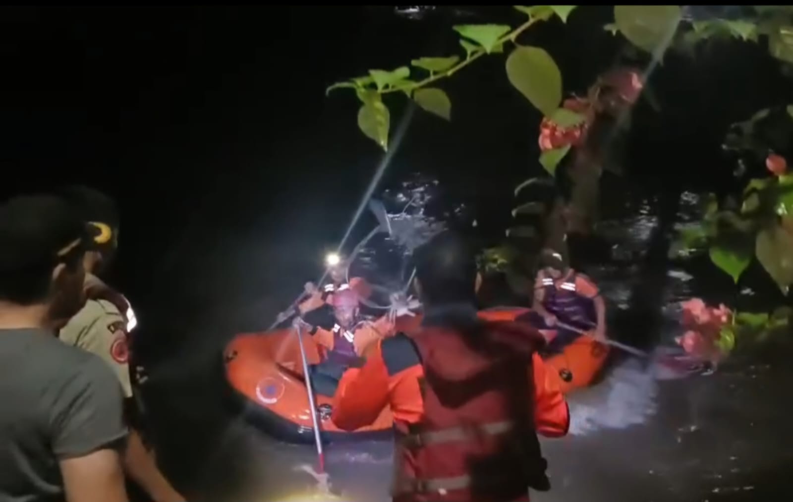 PENCARIAN: Tim Basarnas dibantu BPBD Kota Medan sedang mencari seorang remaja yang hanyut di aliran Sungai Deli, Sabtu (24/5/2025) hingga Pukul 23.00 WIB. FOTO: ISTIMEWA/SUMUT POS