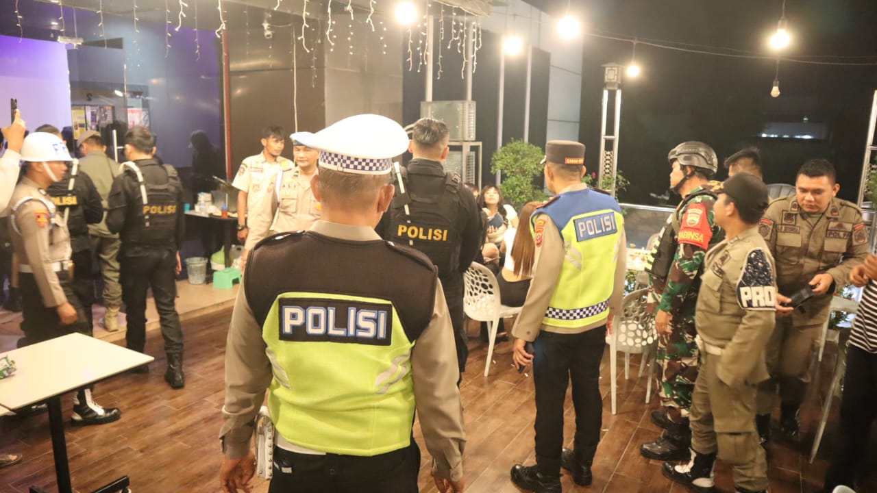 RAZIA: Patroli dan Razia Kepolisian Labuhanbatu dalam menertibkan tempat hiburan malam di kota Rantauprapat (FAJAR/SUMUT POS)